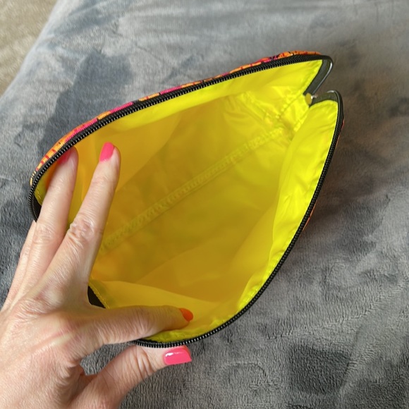 $7 with $15+ bundle - Picture 2 of 2